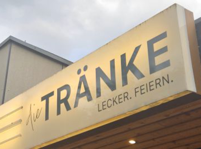 Zwei Glatzen tanken Super